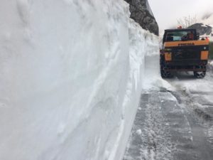 Il muro di neve presente a sinistra della carreggiata