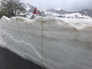 La misurazione della neve sulla strada quasi due metri